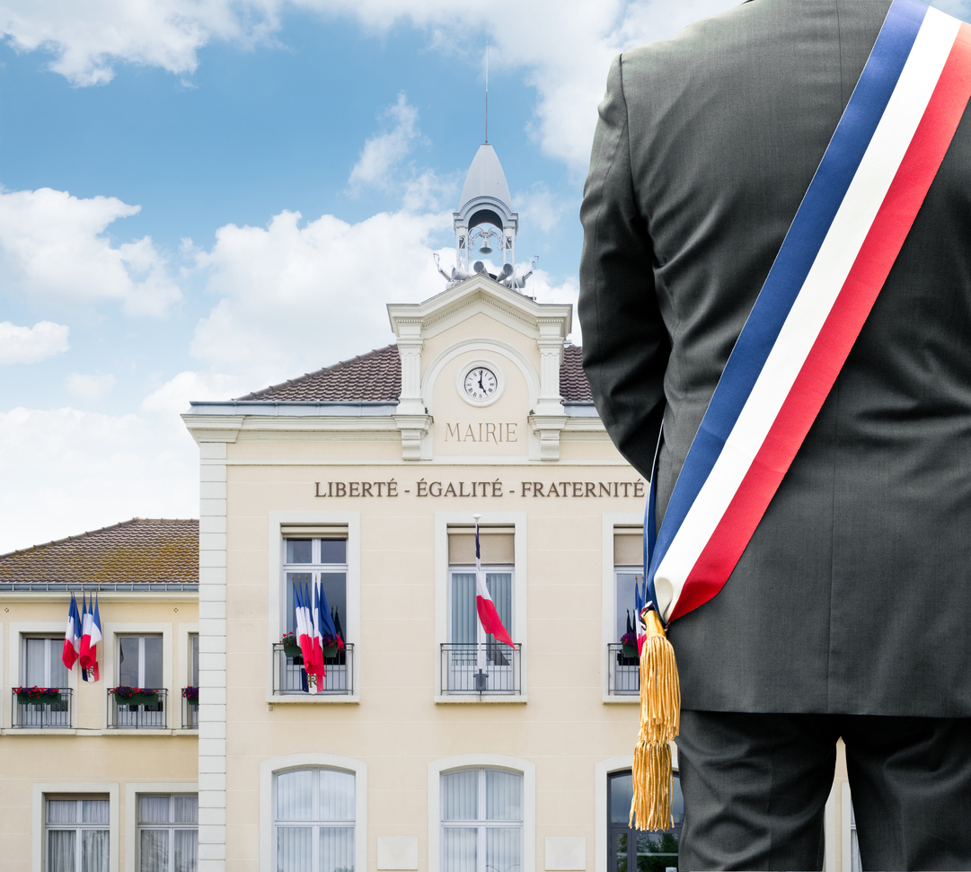 Un maire devant son hôtel de ville