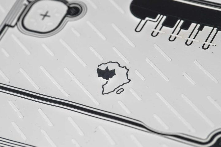 composants sécurisés optiques et électroniques pour cartes d'identité en PVC et composites