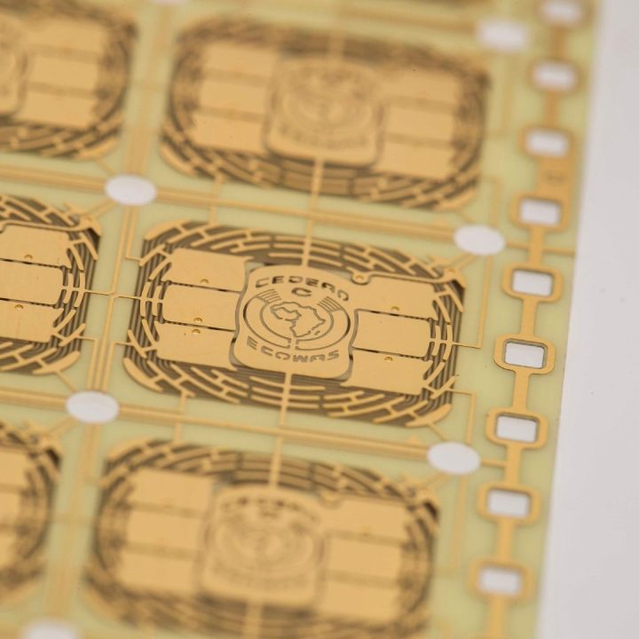 composants sécurisés optiques et électroniques pour cartes d'identité en PVC et composites