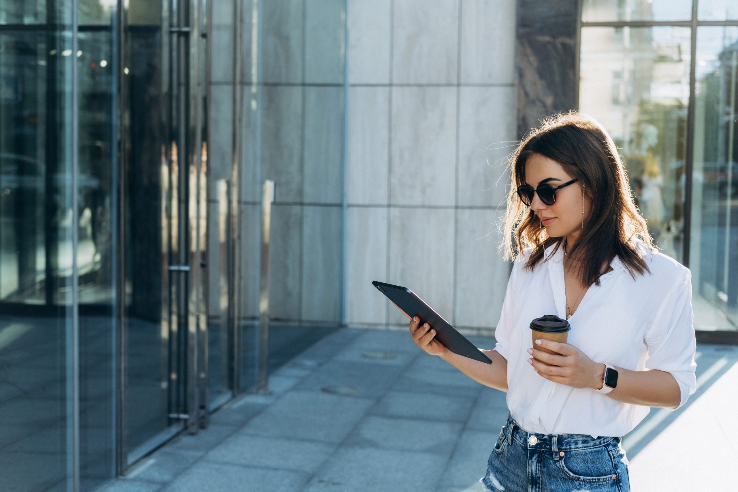 Portrait,Of,A,Successful,Business,Woman,Using,Ipad,Pro